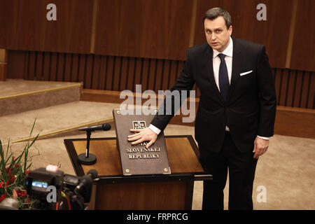 Bratislava, Slovaquie. 23 mars, 2016. Leader du Parti national slovaque (SNS) et le président nouvellement élu du parlement slovaque Andrej Danko prête serment à la Constitution de la République slovaque à Bratislava, Slovaquie, le 23 mars 2016. Andrej Danko a été élu nouveau président du parlement slovaque mercredi. Le chef de la deuxième plus forte entité de la coalition, le Parti national slovaque (SNS), reçu dans un scrutin secret 112 voix à partir de la chambre 150 le mercredi. Source : Xinhua/Alamy Live News Banque D'Images