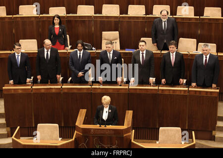 Bratislava, Slovaquie. 23 mars, 2016. Le Vice-président sortant du Parlement slovaque Jana Lassakova (avant) de parti politique SMER-SD lit le texte du serment prescrit par la Constitution slovaque au cours de la session inaugurale du nouveau parlement à Bratislava, Slovaquie, le 23 mars 2016. Andrej Danko a été élu nouveau président du parlement slovaque mercredi. Le chef de la deuxième plus forte entité de la coalition, le Parti national slovaque (SNS), reçu dans un scrutin secret 112 voix à partir de la chambre 150 le mercredi. Source : Xinhua/Alamy Live News Banque D'Images