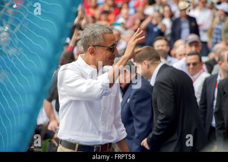 Président américain Barack Obama à l'auditoire des vagues tout en regardant une exposition d'un match de baseball avec le président cubain Raul Castro à l'Estadio Latino Americano, 22 mars 2016 à La Havane, Cuba. Banque D'Images