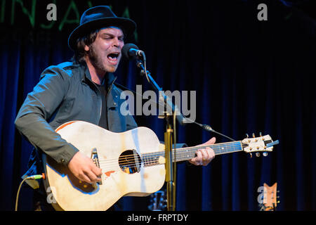 Vienne, Virginia, USA. Mar 22, 2016. GAZ COOMBES, l'ancien chanteur de Supergrass, réalise une exposition personnelle à Jammin' Java. Il est actuellement en tournée derrière son deuxième album solo, Matador. Credit : Kyle Gustafson/ZUMA/Alamy Fil Live News Banque D'Images