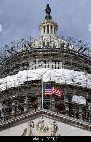 Washington, DC, Washington, USA. Mar 23, 2016. Le drapeau américain est vu à demi-personnel sur Capitol en l'honneur des victimes de l'attaque de Bruxelles, à Washington, DC Le 23 mars 2016. Credit : Yin Bogu/Xinhua/Alamy Live News Banque D'Images