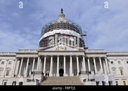 Washington, DC, Washington, USA. Mar 23, 2016. Le drapeau américain est vu à demi-personnel sur Capitol en l'honneur des victimes de l'attaque de Bruxelles, à Washington, DC Le 23 mars 2016. Credit : Yin Bogu/Xinhua/Alamy Live News Banque D'Images