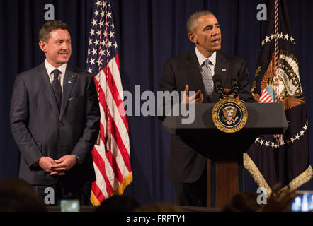 Buenos Aires, Argentine. Mar 23, 2016. L'ambassadeur américain Noah Mamet accueille le président américain Barack Obama à Buenos Aires, Argentine le 23 mars 2016 Credit : KELLY FAJACK/Alamy Live News Banque D'Images