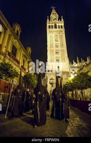 Séville, Espagne. Mar 23, 2016. La fraternité appelé ''El Buen Fin'' revient à sa chapelle après son défilé de la Cathédrale sur la sainte mercredi, jour appelé Miercoles Santo en espagnol. Crédit : Daniel Gonzalez Acuna/ZUMA/Alamy Fil Live News Banque D'Images