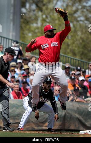 Jupiter, en Floride, USA. Mar 22, 2016. Pablo Sandoval joueur Boston bondit à faire tomber un lancer que Miami entraîneur de troisième Lenny Harris yeux les jouer pendant un stage de printemps match entre les Red Sox et les Marlins à Roger Dean Stadium. Credit : Damon Higgins/ZUMA/Alamy Fil Live News Banque D'Images