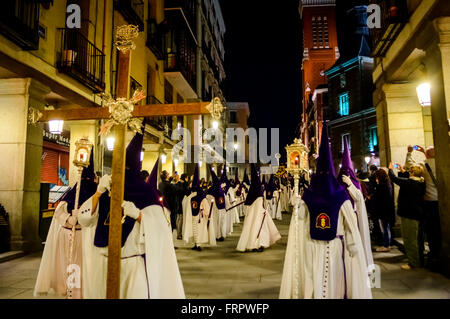 L'Espagne, Madrid 23 mars 2016. La procession entrant dans la Plaza Mayor. La procession de Notre Père Jésus de la santé (les Tsiganes) (Nuestro Padre Jesús de la Salud - los Gitanos) le mercredi de la Semaine Sainte. Madrid Espagne. Crédit : Laurent Baron JC/Alamy Live News. Banque D'Images