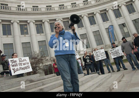 Denver, Colorado, États-Unis. Mar 21, 2016. MARY ANNA THOMPSON aborde le public. Le 21 mars 2016, les membres du collectif des sans-abri de Denver à haute voix et les résidents en situation d'exclusion liée au logement se sont réunis sur les marches de l'édifice de la ville et du comté de dénoncer la récente ''pleure'' des camps de sans-abri dans les rues de la ville. Depuis le 8 mars, les employés municipaux ont enlevé les effets personnels des personnes sans abri des trottoirs où ils avaient établi leur camp dans le quartier du Stade de Denver, à proximité de domaine d'hébergement. © Graham Charles Hunt/ZUMA/Alamy Fil Live News Banque D'Images