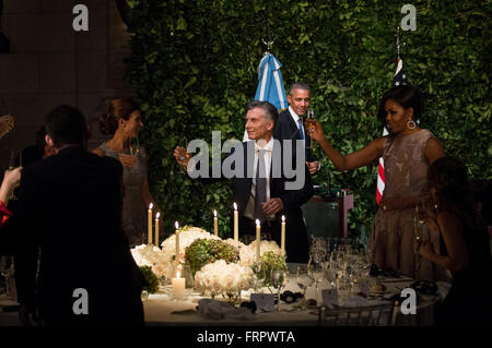 Buenos Aires, Argentine. Mar 23, 2016. Le Président de l'ARGENTINE Mauricio Macri (C), fait un toast avec son homologue américain Barack Obama (C-R), Première Dame d'Argentine Juliana Awada (L-arrière) et première dame des États-Unis Michelle Obama (R), pendant le dîner en l'honneur du président américain, à Kirchner, Centre culturel de la ville de Buenos Aires, capitale de l'Argentine, le 23 mars 2016. Crédit : Martin Zabala/Xinhua/Alamy Live News Banque D'Images