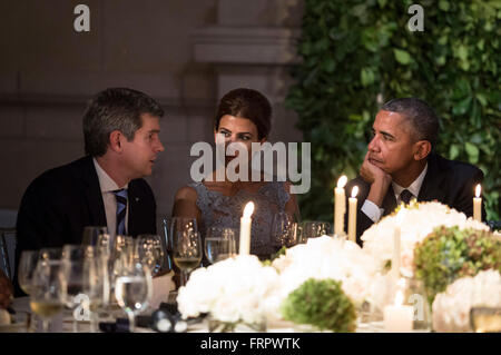 Buenos Aires, Argentine. Mar 23, 2016. Le président américain Barack Obama (R), parle de la Première Dame Argentine Juliana Awada (C) et de l'Argentine Chef de Cabinet Marcos Pena (L), pendant le dîner en l'honneur du président américain, à Kirchner, Centre culturel de la ville de Buenos Aires, capitale de l'Argentine, le 23 mars 2016. Crédit : Martin Zabala/Xinhua/Alamy Live News Banque D'Images