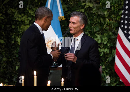 Buenos Aires, Argentine. Mar 23, 2016. Le Président de l'ARGENTINE Mauricio Macri (R) fait un toast avec son homologue américain Barack Obama, lors du dîner en l'honneur du président américain, à Kirchner, Centre culturel de la ville de Buenos Aires, capitale de l'Argentine, le 23 mars 2016. Crédit : Martin Zabala/Xinhua/Alamy Live News Banque D'Images