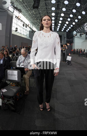 New York, USA. 23 mars, 2016. Coco Rocha assiste à la présentation du premier Toyota Prius 2017 au New York International Auto Show à Jacob Javits Center Crédit : lev radin/Alamy Live News Banque D'Images