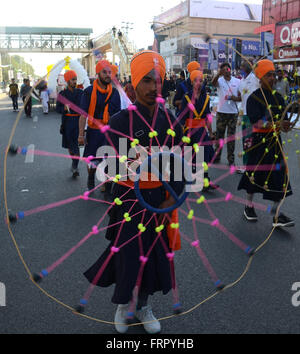 Lahore, Pakistan. Mar 23, 2016. Peuple Pakistanais célébrant la Journée du Pakistan, à Lahore. Le Pakistan célèbre sa Journée nationale de commémoration de l'adoption de la résolution 1940 (également connu sous le nom de Pakistan Lahore ou résolution) exigeant un état séparé pour les musulmans de l'Inde sous domination britannique. Credit : Rana Sajid Hussain/Pacific Press/Alamy Live News Banque D'Images