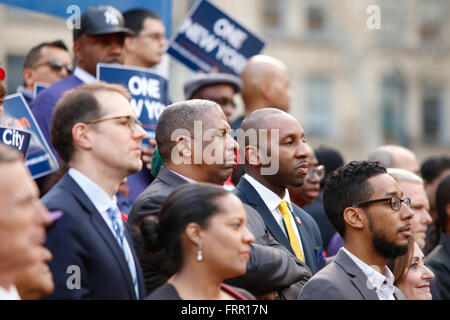 La ville de New York, États-Unis, 23 mars 2016 : NYC les membres du conseil d'écouter des discours lors d'un rassemblement à la place de Foley célébration de NYC's nouveau zonage d'inclusion obligatoire de la loi. Crédit : Andrew Katz/Alamy Live News Banque D'Images