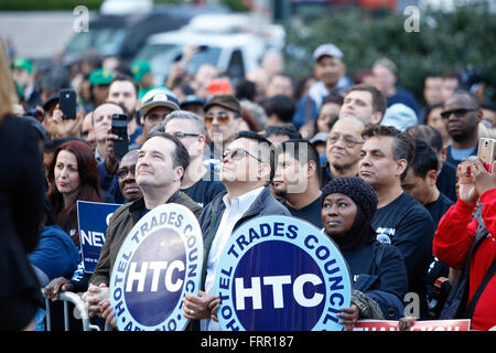 La ville de New York, États-Unis, 23 mars 2016 : HTC membres écouter des discours lors d'un rassemblement à la place de Foley célébration de NYC's nouveau zonage d'inclusion obligatoire de la loi. Crédit : Andrew Katz/Alamy Live News Banque D'Images