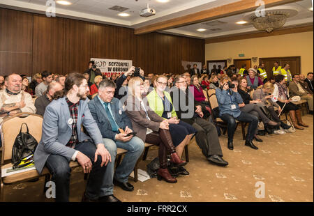 Kielce, Pologne. Mar 23, 2016. Une rencontre avec Mateusz Kijowski, le fondateur du Comité pour la défense de la démocratie en Pologne, l'un des principaux pouvoirs de résistance qui se dresse contre l'actuel gouvernement de droite à Kielce, Pologne. Credit : Dominika Zarzycka/Alamy Live News Banque D'Images