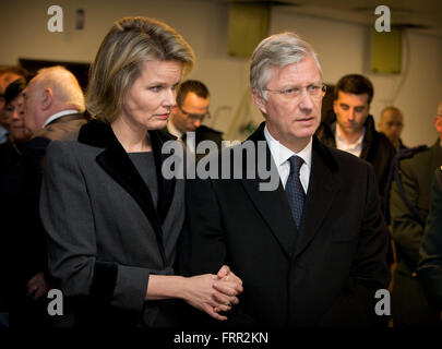 Bruxelles, Belgique. Mar 23, 2016. Le roi Philippe et la Reine Mathilde de Belgique visitez l'hôpital militaire Reine-Astrid à Neder-over-Heembeek à Bruxelles, Belgique, 23 mars 2016. Les victimes des attaques terroristes à Bruxelles sont hospitalisé ici. © AFP PHOTO alliance/Alamy Live News Banque D'Images