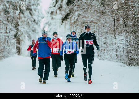 Les athlètes masculins plus âgés du groupe exécutant snow-couverte dans le parc pendant l'hiver de Tchéliabinsk marathon Banque D'Images