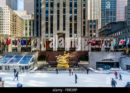 Patin à glace à l'aire publique - partie du Rockefeller Center, New York City, USA. Banque D'Images