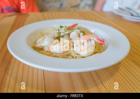 Sauce à la crème spaghetti aux crevettes sur le plat blanc Banque D'Images