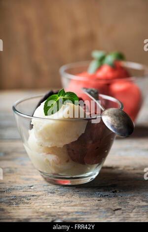 Boules de glace sur une table en bois rustique Banque D'Images