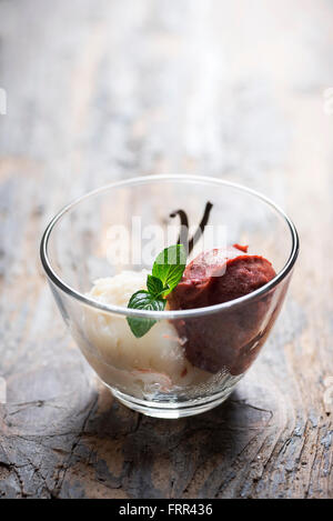 Boules de glace sur une table en bois rustique Banque D'Images
