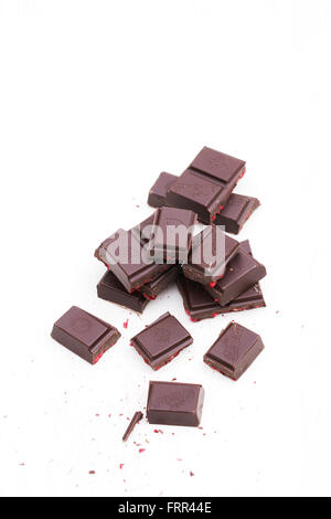 Morceaux de chocolat divin sur un fond blanc. Banque D'Images