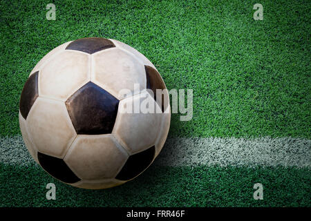 Ballon de football sur gazon artificiel vert Banque D'Images