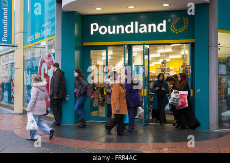 L'extérieur d'un magasin Shoppers Poundland dans le centre-ville de Birmingham, West Midlands, England, UK Banque D'Images