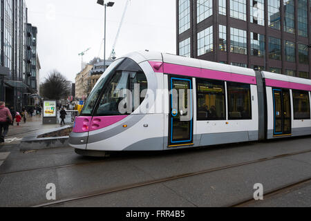 Une Midland Metro tram en centre-ville de Birmingham, West Midlands, England, UK Banque D'Images