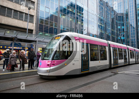 Une Midland Metro tram en centre-ville de Birmingham, West Midlands, England, UK Banque D'Images