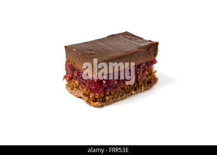 Un morceau de gâteau au chocolat avec des cerises aigres isolated Banque D'Images