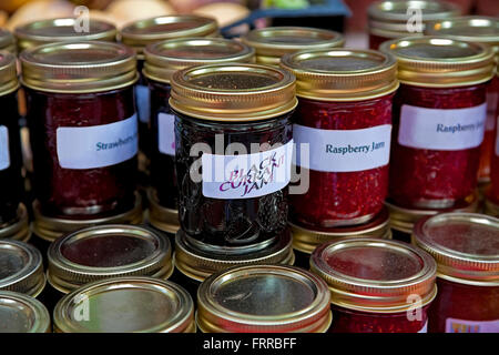 Confiture maison à vendre à un marché agricole. Banque D'Images