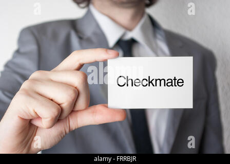 De mat. Homme d'affaires en costume avec une cravate noire montrant ou holding business card Banque D'Images