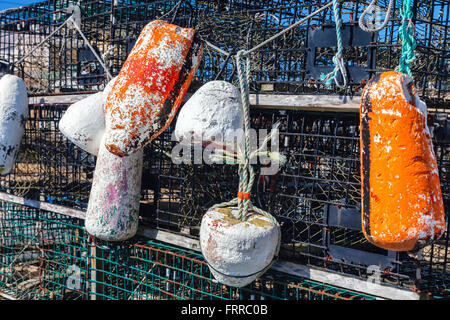 Les bouées altérés et des casiers à homard sur le quai. Banque D'Images