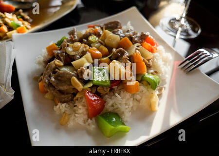 La cuisine chinoise - boeuf sauté aux légumes et aux noix. Banque D'Images