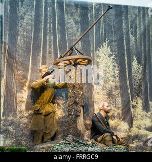 Minsk, Belarus - 20 décembre 2015 : partisans biélorusses soviétique avec les Canon dans le musée de la Grande Guerre Patriotique Banque D'Images