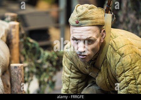 Minsk, Belarus - 20 décembre 2015 : le soldat russe biélorusse soviétique dans le musée de la Grande Guerre Patriotique Banque D'Images