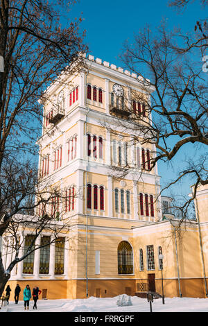 Gomel, Bélarus - 23 janvier 2016 : Rumyantsev-Paskevich Palace à snowy city park à Gomel, au Bélarus. Saison d'hiver. Journée ensoleillée Banque D'Images