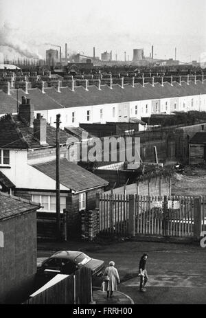 Vue sur le terrain vers Llanwern Steelworks à Newport South Wales 1980 Banque D'Images