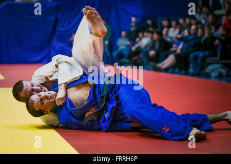 Combat sur le tatami deux athlètes lutteurs en finale lors du concours panrusse sur le judo Banque D'Images