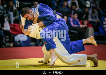 Combat sur le tatami deux athlètes masculins en judoists. finale en arrière-plan lors de concours panrusse sur le judo Banque D'Images