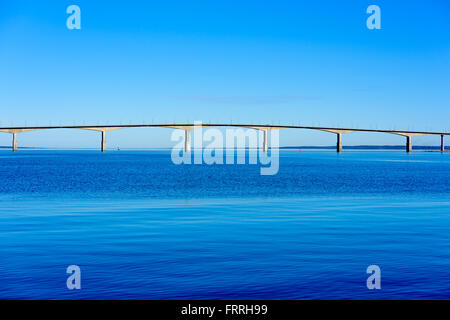 Le pont entre la Suède continentale Oland et vus de Kalmar. Le soleil est bas qui donne le pont légèrement d'un gl Banque D'Images