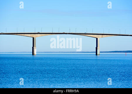 Le pont entre la Suède continentale Oland et vus de Kalmar. Le soleil est bas qui donne le pont légèrement d'un gl Banque D'Images