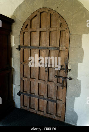 Ancien bâtiment de détails. Porte en bois lourd. Banque D'Images