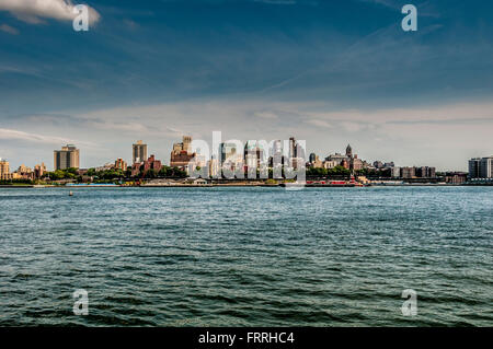 Vue sur la rivière de l'Est de Manhattan vers Brooklyn Heights, New York, USA. Banque D'Images