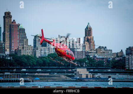 Hélicoptère de tourisme, New York City, USA. Brooklyn en arrière-plan. Banque D'Images