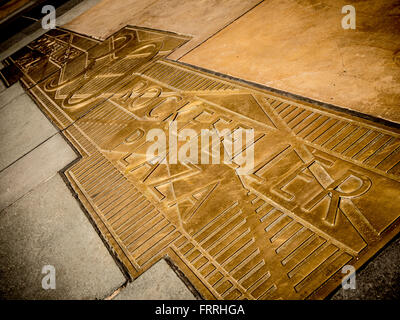 La Rockefeller Plaza sign on Floor, New York, USA. Banque D'Images