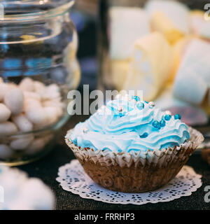 Un dessert savoureux sucré en cupcake Candy Bar sur table. Délicieux buffet sucré. Décorations de mariage Banque D'Images