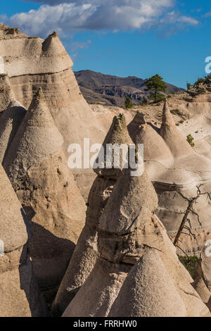 En forme de tente sur l'emplacement considéré hoodoos Canyon Trail à Kasha-Katuwe Tent Rocks National Monument à New Mexico, USA Banque D'Images