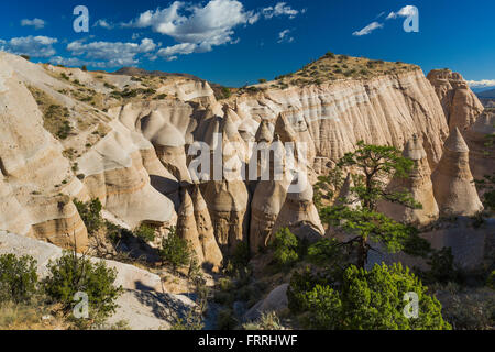 En forme de tente sur l'emplacement considéré hoodoos Canyon Trail à Kasha-Katuwe Tent Rocks National Monument à New Mexico, USA Banque D'Images